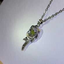 Load image into Gallery viewer, Peridot Radiant Swirl Necklace 橄榄石旋彩项链
