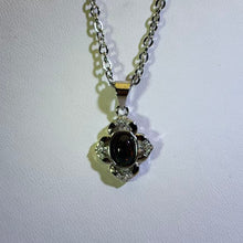 Load image into Gallery viewer, Black Opal Quatrefoil Pendant Necklace 黑色欧泊四瓣花吊坠项链
