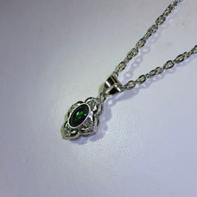 Load image into Gallery viewer, Black Opal Quatrefoil Pendant Necklace 黑色欧泊四瓣花吊坠项链
