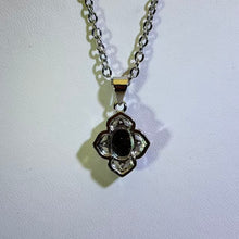 Load image into Gallery viewer, Black Opal Quatrefoil Pendant Necklace 黑色欧泊四瓣花吊坠项链
