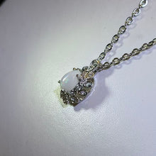 Load image into Gallery viewer, White Opal Floral Halo Necklace 白色欧泊花簇项链

