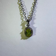 Load image into Gallery viewer, Peridot Oval Halo Necklace 橄榄石椭圆花簇项链
