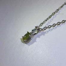 Load image into Gallery viewer, Peridot Oval Halo Necklace 橄榄石椭圆花簇项链
