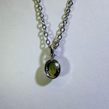 Load image into Gallery viewer, Peridot Oval Halo Necklace 橄榄石椭圆花簇项链
