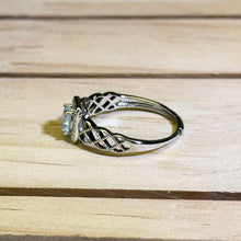 Load image into Gallery viewer, Aquamarine Lattice Solitaire Ring 海蓝宝格纹简约戒指

