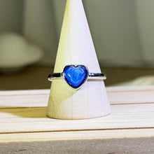 Load image into Gallery viewer, Blue Kyanite Heart Solitaire Ring 蓝色蓝晶石爱心简约戒指
