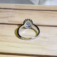 Load image into Gallery viewer, Green Tourmaline Sunburst Halo Ring 绿色碧玺向日葵花簇戒指
