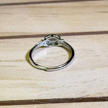 Load image into Gallery viewer, Aquamarine East-West Solitaire Ring 海蓝宝横向简约戒指
