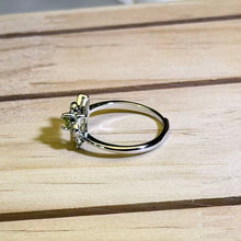 Load image into Gallery viewer, Peridot Kitty Bowknot Ring 橄榄石猫咪蝴蝶结戒指
