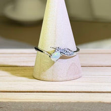 Load image into Gallery viewer, White Opal Feather Wrap Ring 白色欧泊羽毛绕线戒指
