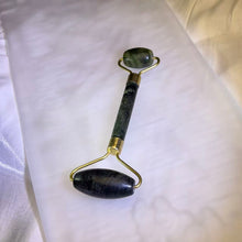 Load image into Gallery viewer, Double-headed Serpentine Roller 蛇纹石双头按摩滚轮
