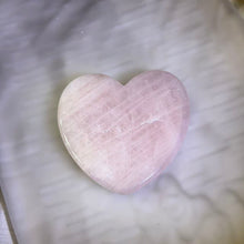 Load image into Gallery viewer, Rose Quartz Heart 粉水晶爱心摆件
