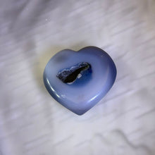 Load image into Gallery viewer, Grey Agate Druzy Heart Figurine 晶洞灰玛瑙爱心摆件
