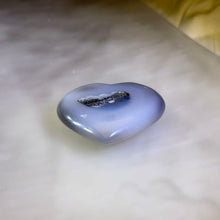 Load image into Gallery viewer, Grey Agate Druzy Heart Figurine 晶洞灰玛瑙爱心摆件
