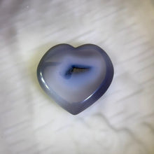 Load image into Gallery viewer, Grey Agate Druzy Heart Figurine 晶洞灰玛瑙爱心摆件
