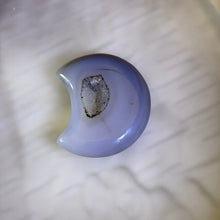 Load image into Gallery viewer, Grey Agate Druzy Moon Figurine 晶洞灰玛瑙月亮摆件
