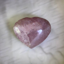 Load image into Gallery viewer, Rose Quartz Heart Figurine 粉水晶爱心摆件
