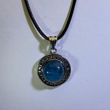 Load image into Gallery viewer, Blue Apatite Vintage Pattern Pendant Necklace 蓝磷灰石复古纹饰吊坠项链
