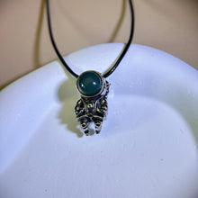 将图片加载到图库查看器，Green Mongolian Japer Astronaut Pendant Necklace 绿色阿拉善玛瑙镶嵌太空人吊坠项链
